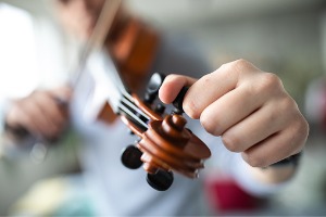 hand tuning a violin
